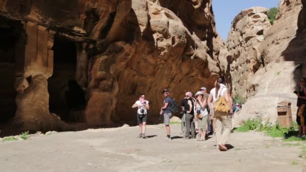 Menschen Fuß Der Nähe Von Felsen Und Antiken Petra Jordanien — Stockvideo