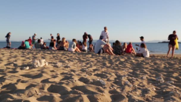 Schilderachtig Uitzicht Van Onbekende Mensen Die Partij Aan Zandstrand — Stockvideo