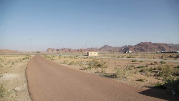 背景に山と砂漠の道路の映像 — ストック動画