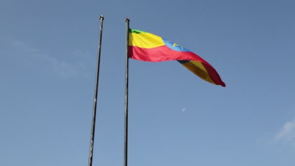 Inferior Ver Imágenes Ondeando Colorul Etiopía Bandera Contra Cielo Azul — Vídeos de Stock