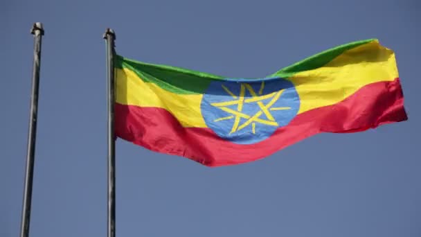 Äthiopische Flagge Vor Blauem Himmel — Stockvideo