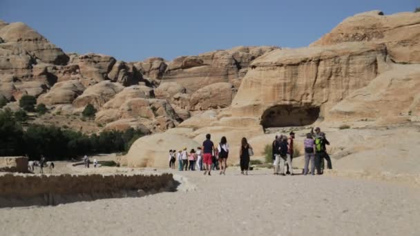 Menschen Fuß Der Nähe Der Antiken Stätte Petra Jordanien — Stockvideo