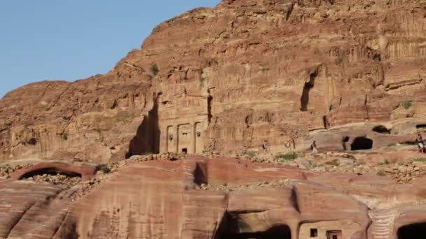 Ανθρώπους Που Περπατούν Κοντά Παλαιά Τοποθεσία Της Πέτρας Στην Ιορδανία — Αρχείο Βίντεο