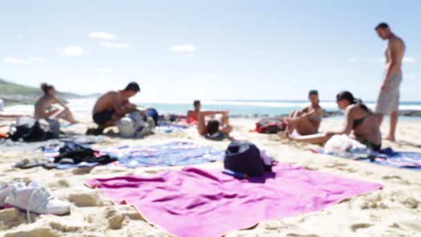 Άτομα Που Χαλαρώνουν Στην Παραλία Στην Αυστραλία — Αρχείο Βίντεο