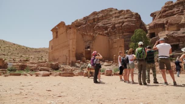 Mensen Lopen Buurt Van Antieke Kolommen Van Petra Jordanië — Stockvideo