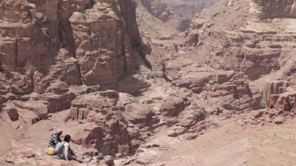 Persone Che Guardano Sito Antico Petra Alta Roccia Giordania — Video Stock