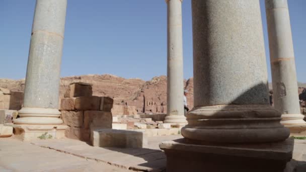 Personas Caminando Cerca Antiguas Columnas Petra Jordania — Vídeo de stock