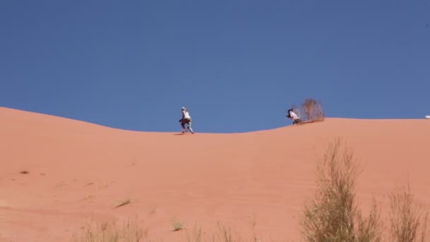 Люди Ходят Пустыне Жаркий День — стоковое видео