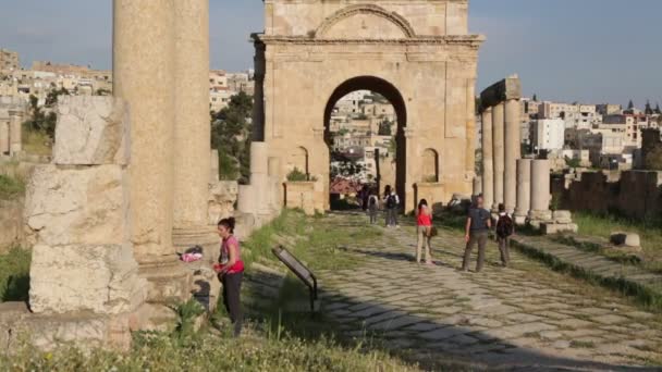 Lidé Kteří Chodí Poblíž Starožitného Archeologického Naleziště Klasického Dědictví Jordánsku — Stock video