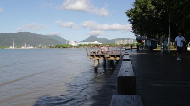 Personas Caminando Muelle Cerca Del Océano Australia — Vídeos de Stock