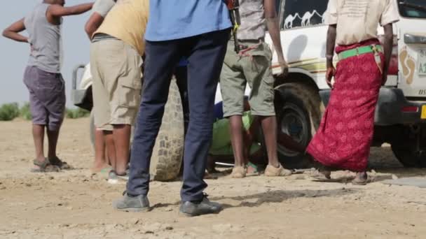 Etiopia Danakil Około Grudnia 2017 Niezidentyfikowanych Ludzi Pustyni Zmiana Opon — Wideo stockowe