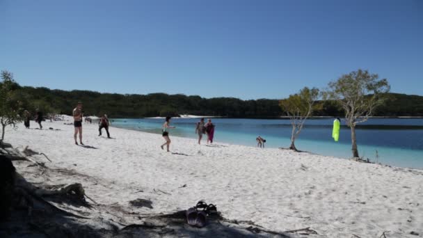 Turisti Che Riposano Sul Lago Mckenzie Australia — Video Stock