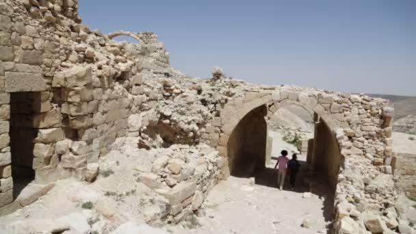 Emberek Gyaloglás Közelében Antik Castle Jordánia — Stock videók