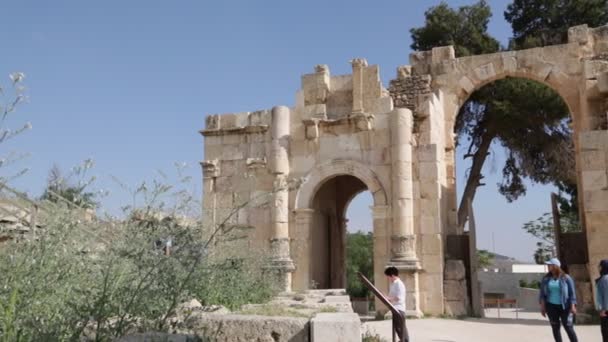 Personas Caminando Cerca Antiguas Columnas Petra Jordania — Vídeo de stock