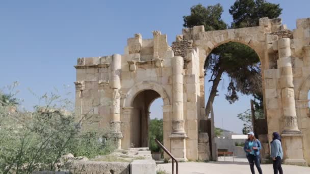 Mensen Lopen Buurt Van Antieke Kolommen Van Petra Jordanië — Stockvideo