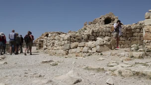 Personas Caminando Cerca Castillo Antiguo Jordania — Vídeo de stock