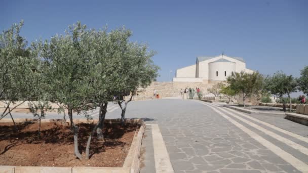 Туристы Идущие Рядом Античным Зданием Иордании — стоковое видео