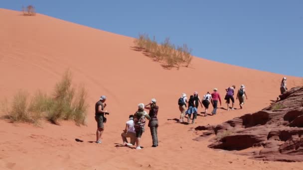 사막에서 사람들 — 비디오
