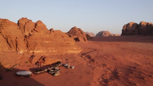 日の出の間に砂漠のキャンプ場でテントや車の空中ビュー — ストック動画