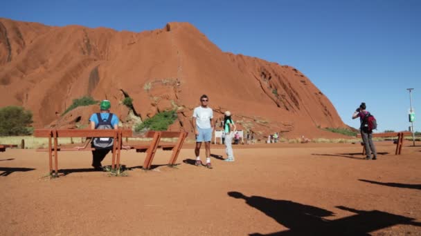 Turistas Andando Montanha Sagrada Dia Ensolarado — Vídeo de Stock