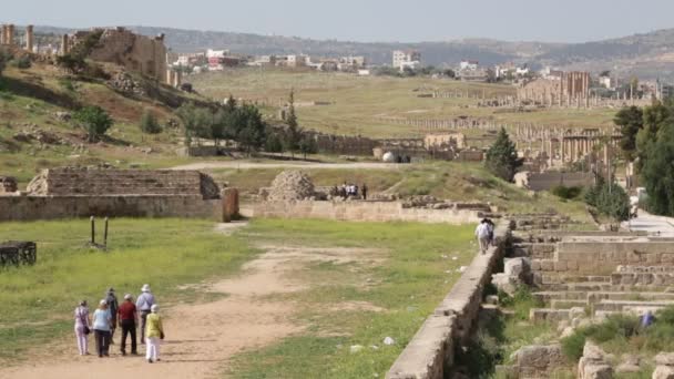 Τουρίστες Περπάτημα Κοντά Παλαιά Ερείπια Στην Ιορδανία — Αρχείο Βίντεο