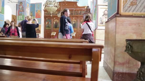 Turister Inne Antika Kyrkan Mhaaba — Stockvideo