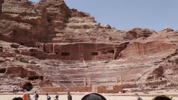Люди Идущие Вблизи Антикварного Места Петры Иордании — стоковое видео