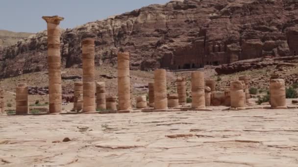 Menschen Die Der Nähe Antiker Petra Säulen Jordanien Spazieren Gehen — Stockvideo