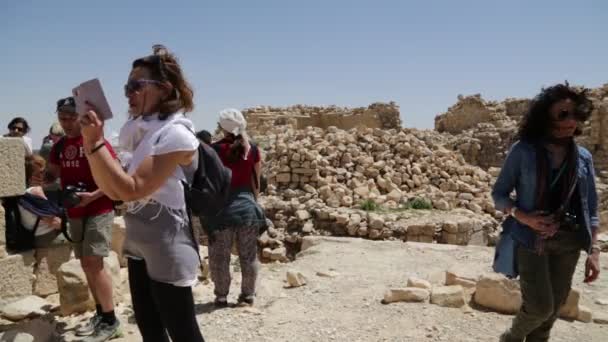 Ανθρώπους Που Περπατούν Κοντά Στο Παλαιό Κάστρο Στην Ιορδανία — Αρχείο Βίντεο