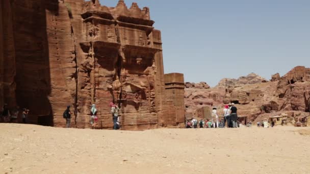 Mensen Lopen Buurt Van Antieke Site Van Petra Jordanië — Stockvideo