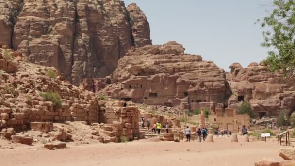 Menschen Die Der Nähe Antiker Petra Säulen Jordanien Spazieren Gehen — Stockvideo