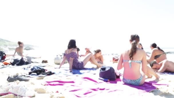 在澳大利亚海边的海滩上放松的人 — 图库视频影像