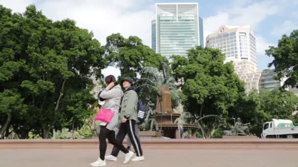 Touristen Gehen Der Nähe Des Antiken Brunnens Sydney Australien — Stockvideo