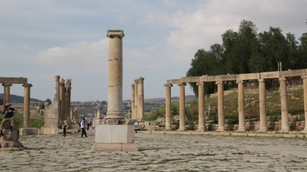 Ürdün Petra Antik Sütunlar Yakınındaki Insanlar — Stok video