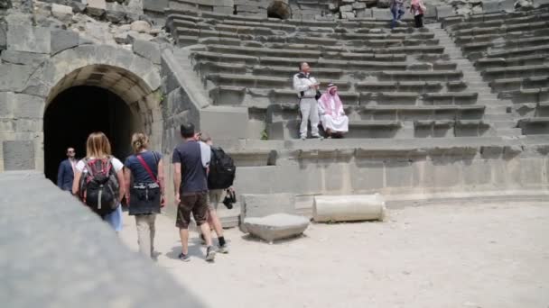 Antik Tiyatro Arkeolojik Alanı Ziyaret Eden Turistler — Stok video