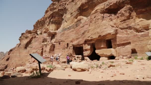 Personas Caminando Cerca Sitio Antiguo Petra Jordania — Vídeos de Stock