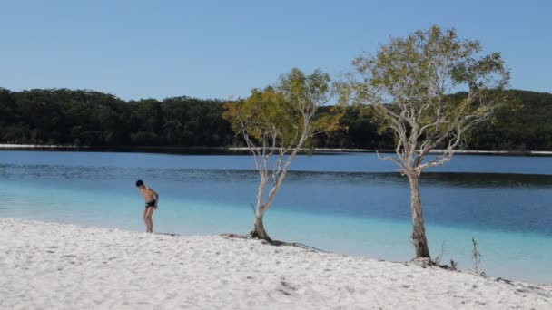 Turisti Che Riposano Sul Lago Mckenzie Australia — Video Stock