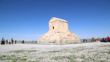 turistler Pasargad eski tapınak İran'ın görüntülerini
