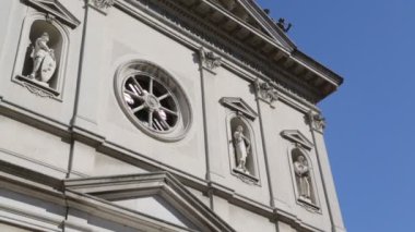 gül pencere ve heykeller üzerinde Antik Katolik Kilisesi'nde olgiate comasco, İtalya'nın yakın çekim görüntüleri