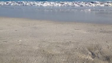 okyanus dalgaları ve kumlu plaj manzarası