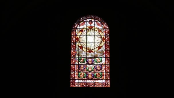 内部天主教教堂与彩色玻璃窗户在图尔比戈 意大利 — 图库视频影像