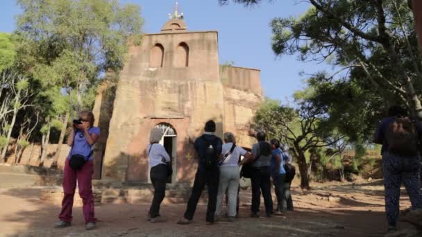 Vista Cênica Pessoas Não Identificadas Perto Igreja Velha — Vídeo de Stock