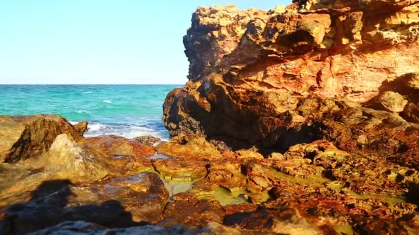 Mooie Golven Schuim Rotsachtige Kustlijn Oman Strand — Stockvideo