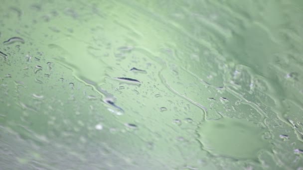 Närbild Bilder Vattendroppar Fönsterglas Med Suddig Naturliga Bakgrund — Stockvideo
