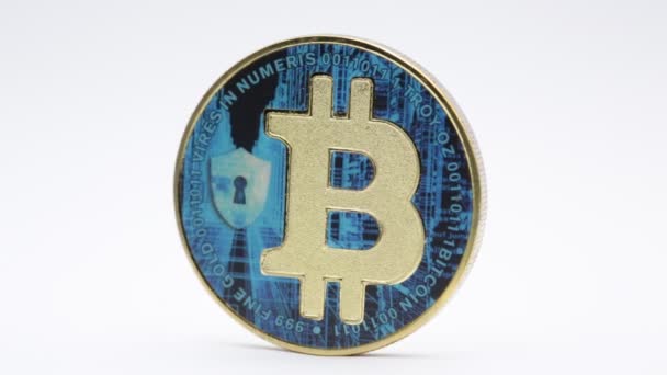 Nahaufnahme Einer Goldmünze Mit Bitcoin Zeichen Auf Weißem Grund — Stockvideo