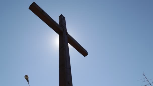 Vista Ángulo Bajo Cruz Madera Contra Cielo Azul Luz Del — Vídeos de Stock