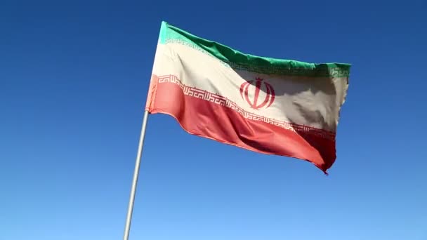 伊朗国旗在蓝天上被风吹动 — 图库视频影像