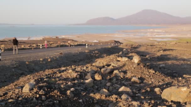 Rekaman Orang Orang Berjalan Pantai Saat Matahari Terbenam — Stok Video
