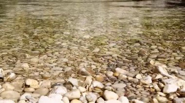 taşlar ve yüzen su yakın