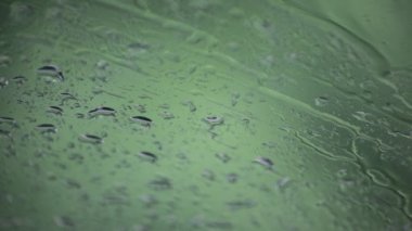 su damlacıkları ile doğal arka plan bulanık pencere camına yakın çekim görüntüleri